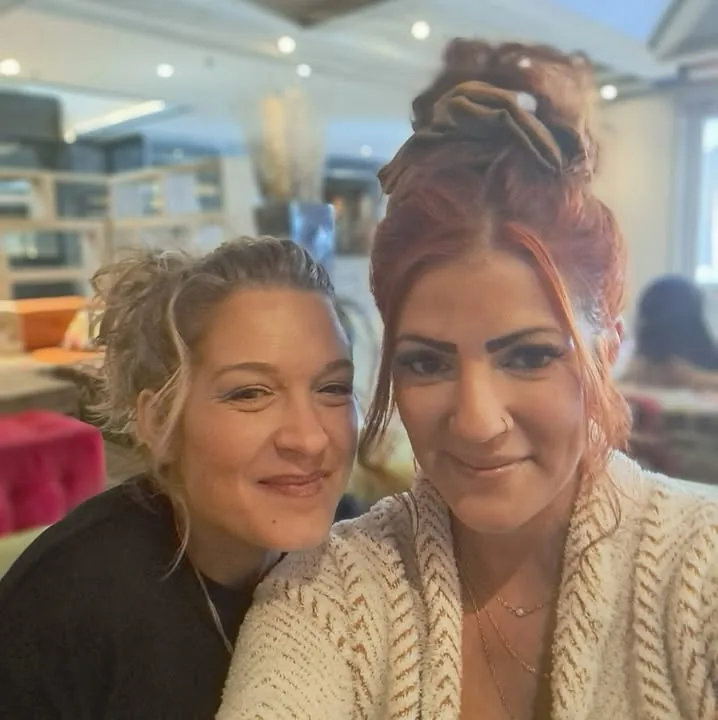 Deux membres de l'équipe du salon